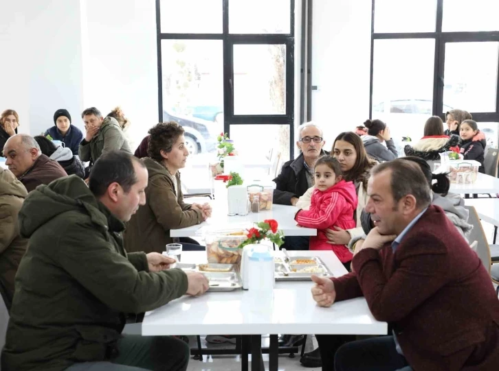 Bu aşevi kapılarını ilk depremzedelere açtı
