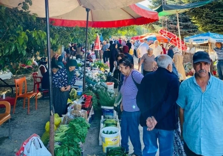 Bu köyde  kadınlar hem  üretip hem satıyor
