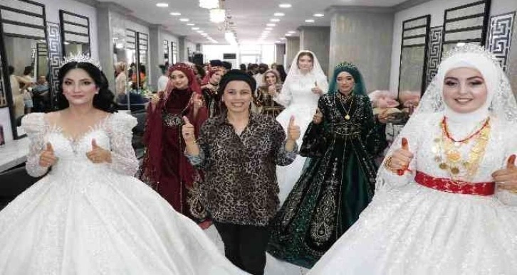 Bu kuaföre gelen gelinler oynayarak düğüne gidiyor