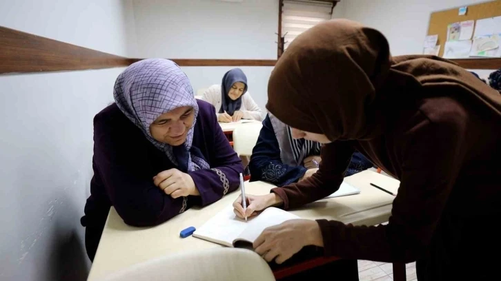 Bu kurs okuma yazma bilmeyen kadınların hayatını değiştiriyor
