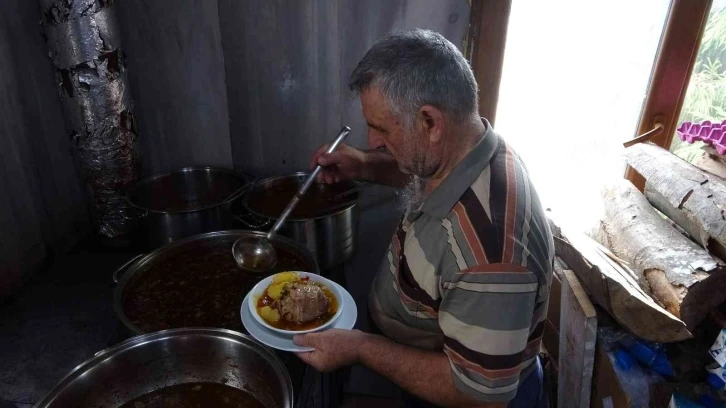 Bu lokantada müşterilere sunulan haşlamanın suyu hiç bitmiyor
