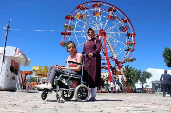 Bu lunaparkta engelli çocuklar ücretsiz eğleniyor
