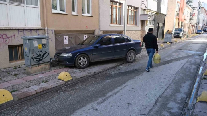 Bu mahallede kaldırımlar yürümek için değil araç park etmek için kullanılıyor
