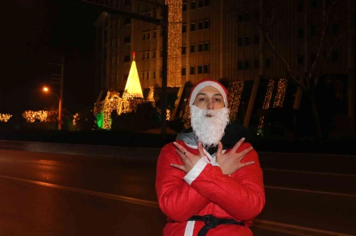 Bu Noel Baba bacada değil anayolda geziyor
