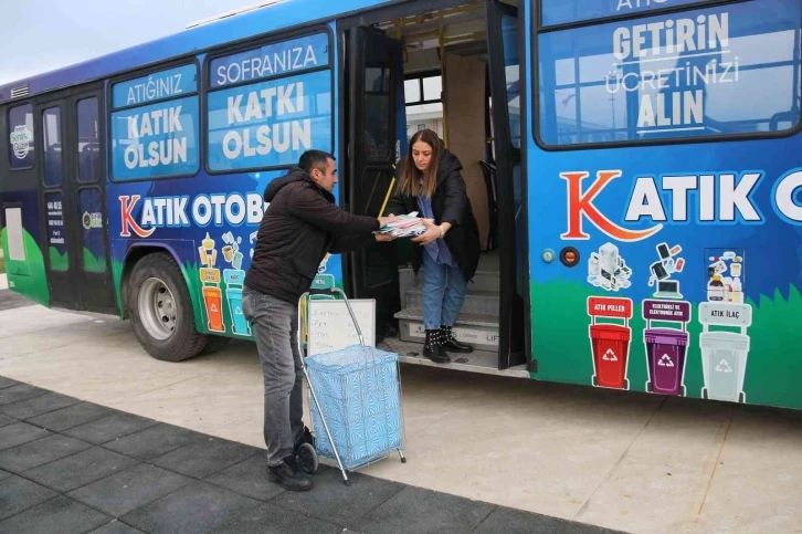 Bu otobüs ile bir haftada 1,2 ton atık toplandı
