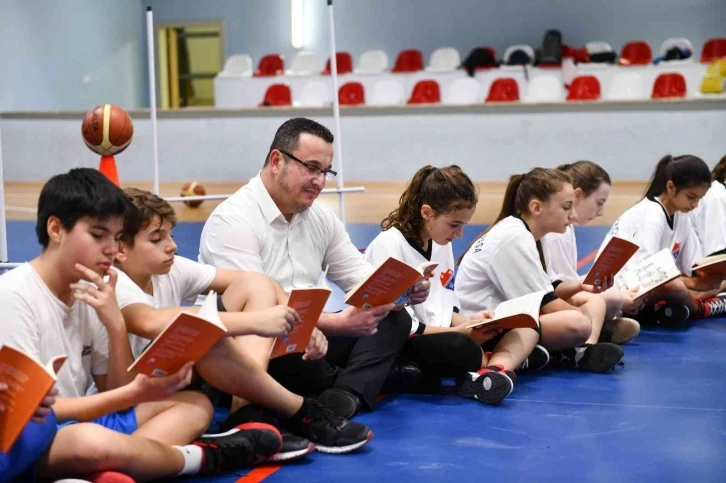 Bu takımdaki sporcular kitap okumadan maça başlayamıyor
