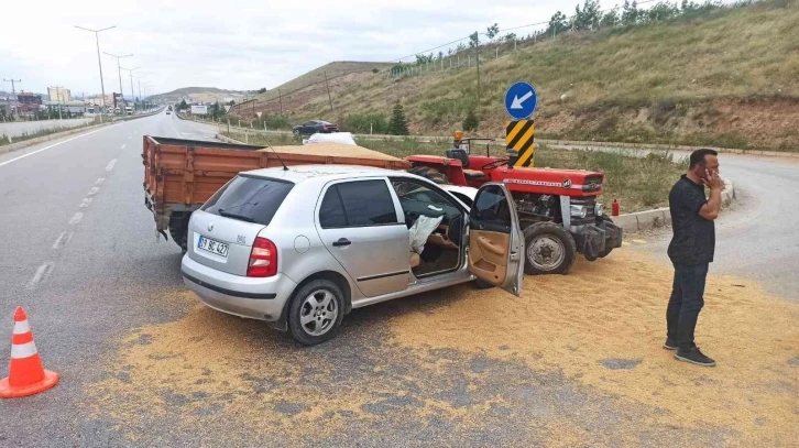 Buğday yüklü traktör otomobille çarpıştı: 1 yaralı
