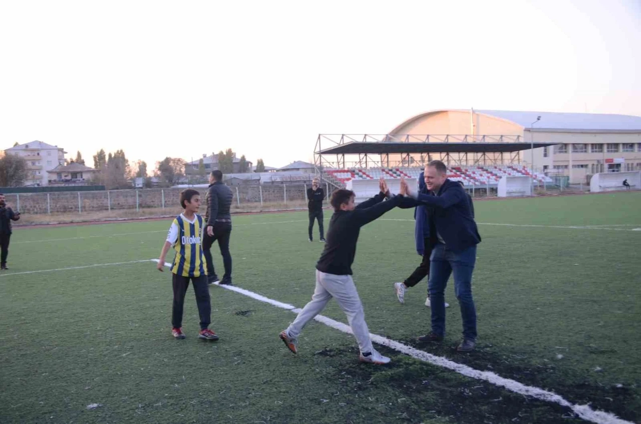 Bulanık Kaymakamı Koşansu, çocuklarla futbol oynadı
