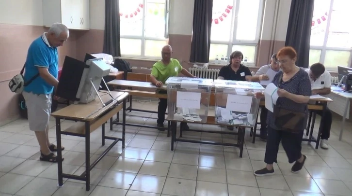 Bulgaristan seçimleri için elektronik cihazla oylar atılıyor
