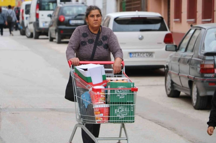 Bulgarlar Edirne’de market arabalarıyla alışveriş yarışına girdi
