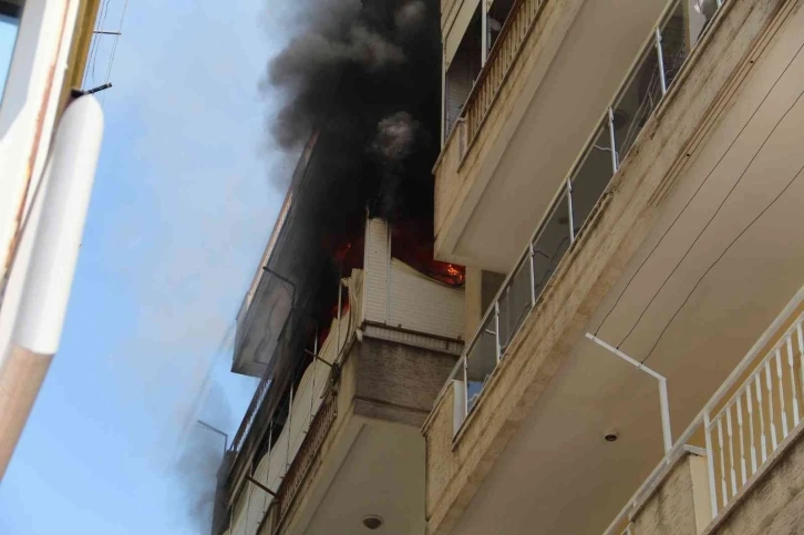 Bunalıma giren yaşlı adam evini yakıp, balkondan atladı
