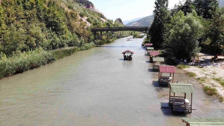 Bunaltan sıcaklarda suyun içinde yemek keyfi
