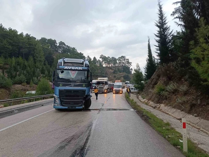 Burdur’da 2 otomobil ve tır çarpıştı: 1 yaralı
