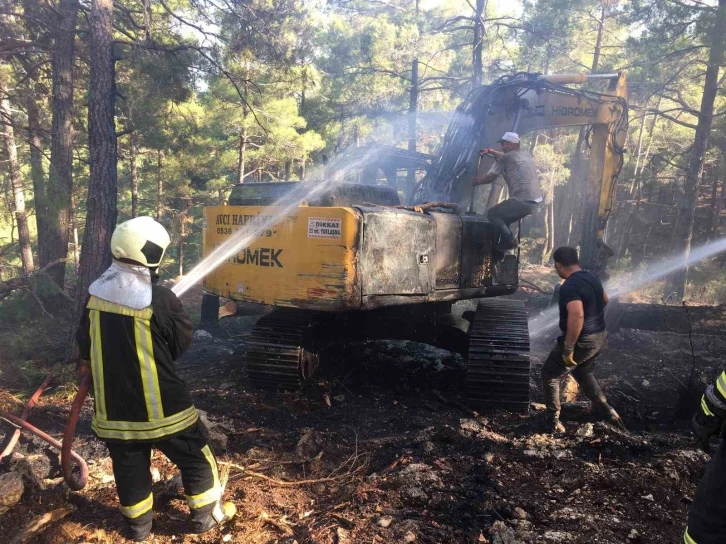 Burdur’da ağaç kesim sahasında çalışan iş makinesi alev alev yandı
