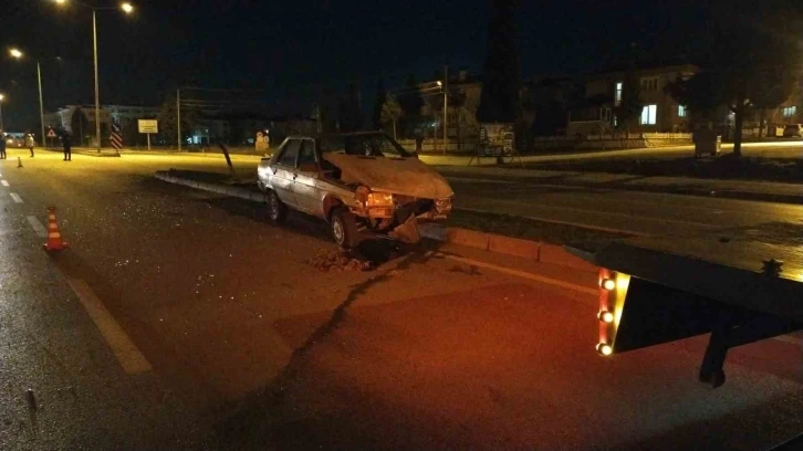 Burdur’da direksiyon hakimiyetini kaybeden alkollü sürücü refüje çarparak durabildi
