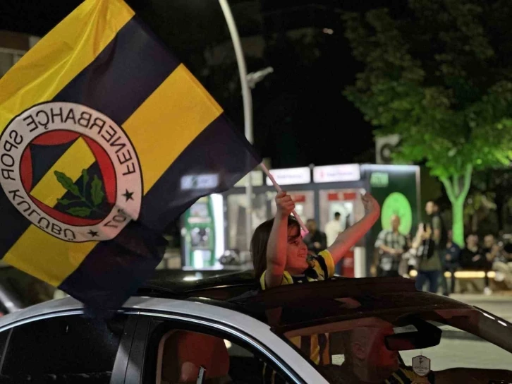 Burdur’da Fenerbahçeliler galibiyeti coşku ile kutladı
