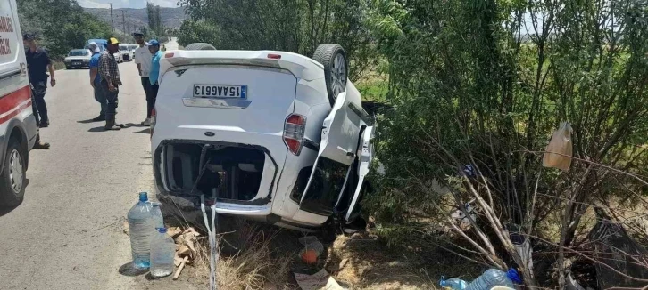 Burdur’da hafif ticari araç takla attı, yaşlı çift yaralandı
