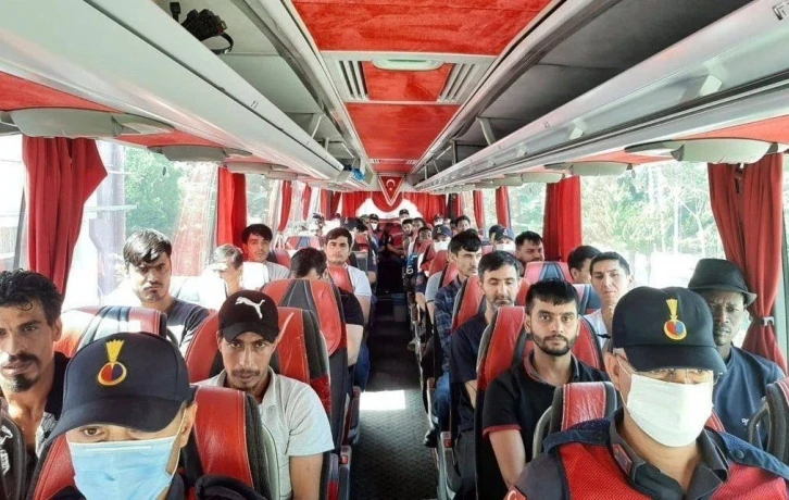 Burdur’da jandarma tarafından 156 düzensiz göçmene işlem yapıldı, 1 şahıs tutuklandı
