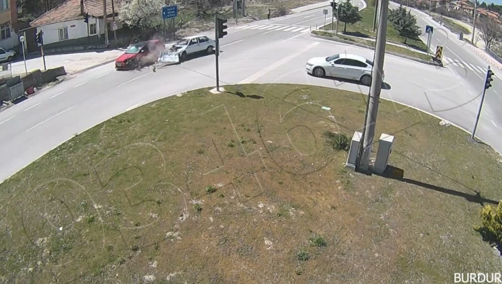 Burdur’da kavşak üzerindeki kazalar kamerada
