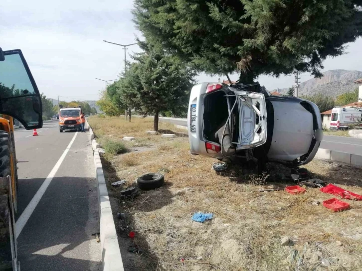Burdur’da kontrolden çıkan otomobil refüjdeki ağaca saplandı: 2 ölü
