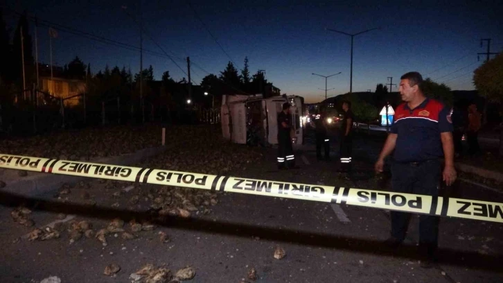 Burdur’da kontrolden çıkan pancar yüklü tır devrildi:1 yaralı
