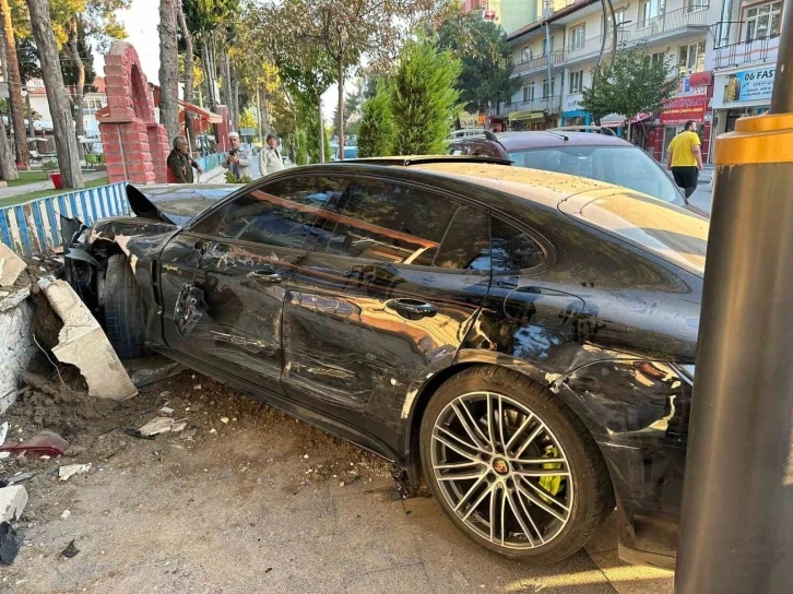 Burdur’da lüks otomobil önce park halindeki araçlara sonra duvara çarptı
