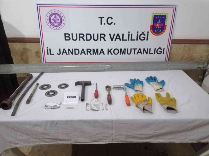 Burdur’da otoyoldaki bariyer demirlerini çaldılar
