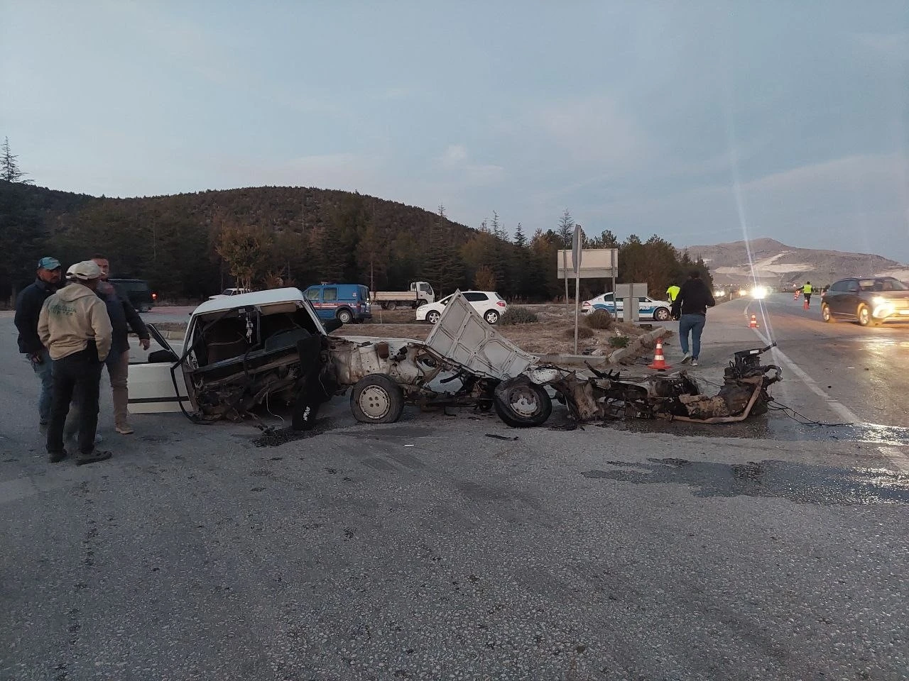 Burdur feci kaza: 6 kişi yaralandı, Tofaş otomobil ikiye bölündü
