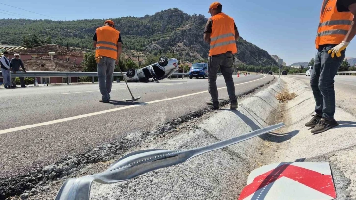 Burdur-Fethiye kara yolunda kontrolden çıkan otomobil takla attı: 2 yaralı
