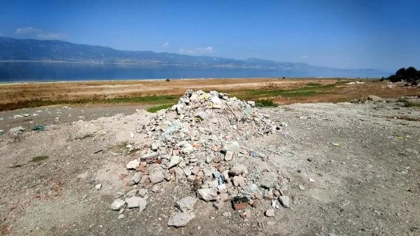 Burdur Gölü kenarına yine moloz döküldü