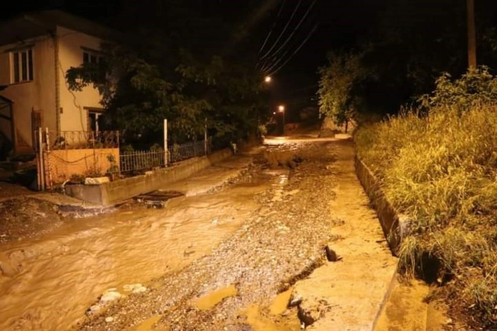 Burdur’da sağanak sele neden oldu, iş yerleri sular altında kaldı