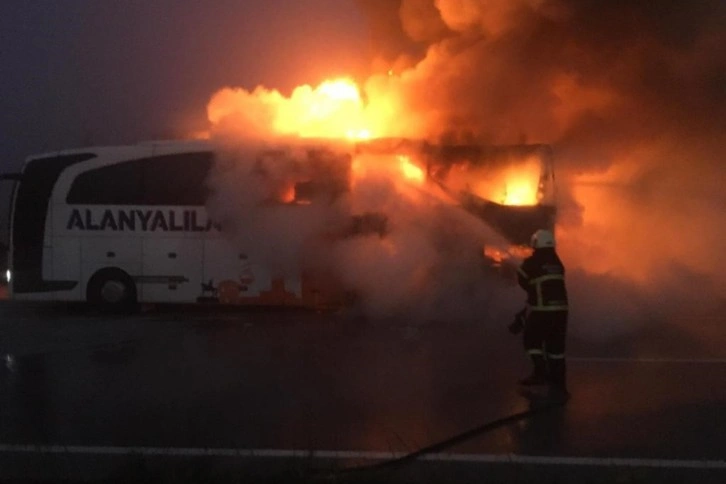Burdur’da seyir halindeki yolcu otobüsü tamamen yandı