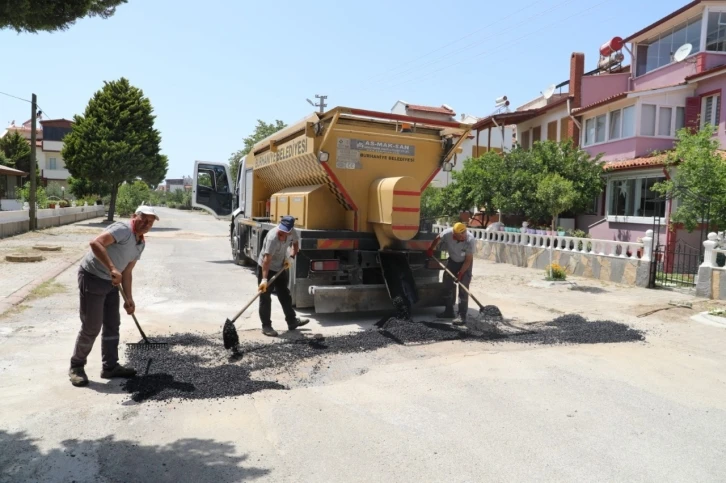 Burhaniye’de bozulan yollar asfaltlanıyor
