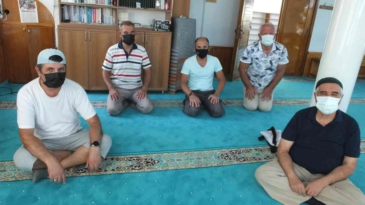 Burhaniye’de camilerde cemaat maske kullanımına özen gösteriyor
