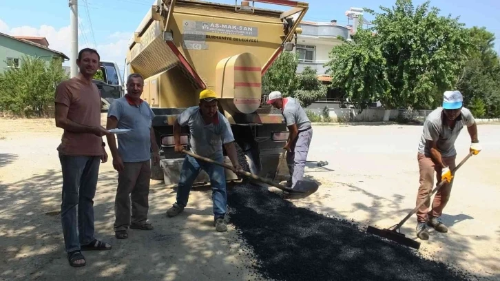 Burhaniye’de doğalgaz çalışmalarında bozulan yollara onarım
