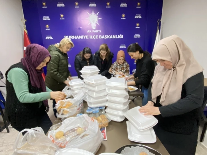 Burhaniye’de kadınlar depremzedeler için gıda paketi hazırlıyorlar
