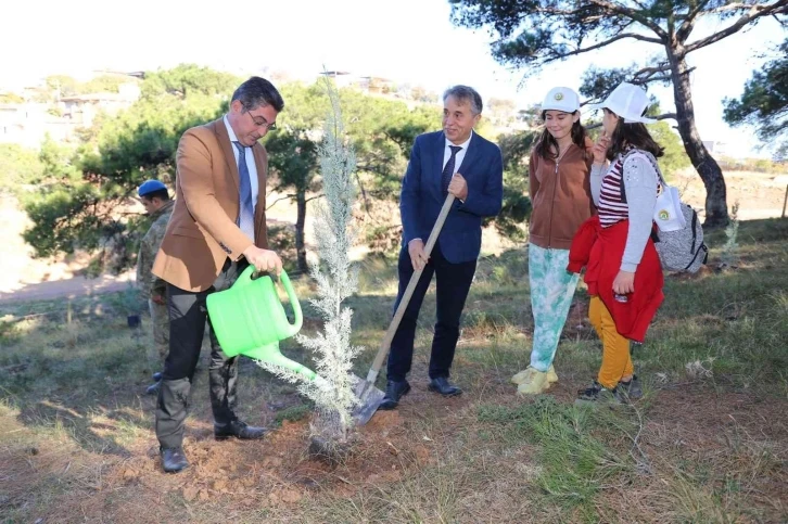 Burhaniye’de Milli Ağaçlandırma Günü’nde fidanlar toprakla buluştu
