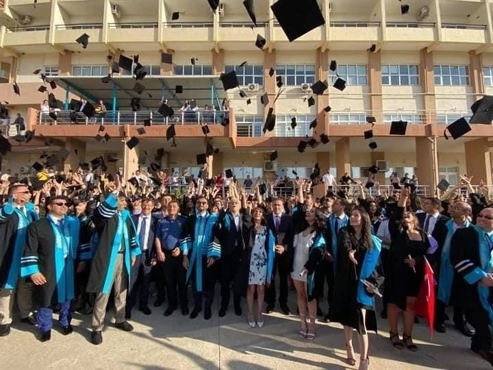 Burhaniye’de üniversiteli gençlerin mezuniyet coşkusu
