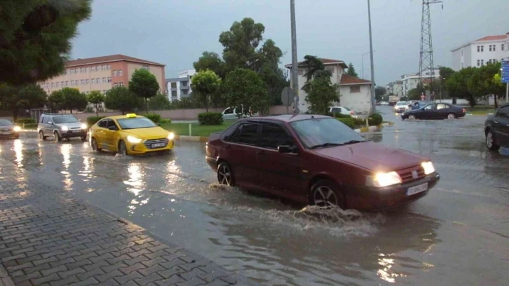 Burhaniye’de yağmur etkili oldu
