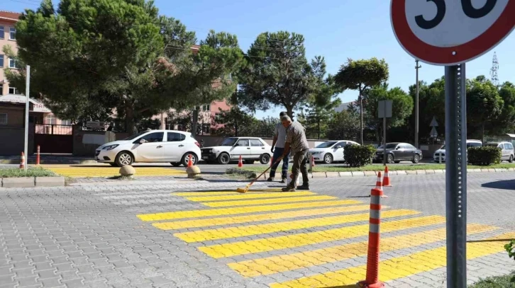 Burhaniye’de yaya geçitleri yenileniyor
