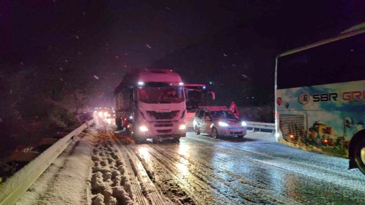 Bursa Ankara karayolunda tırların kayması sebebiyle kapanan yollar trafiğe açıldı
