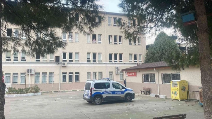 Bursa’da 21 lise öğrencisi zehirlenme şüphesiyle hastaneye kaldırıldı
