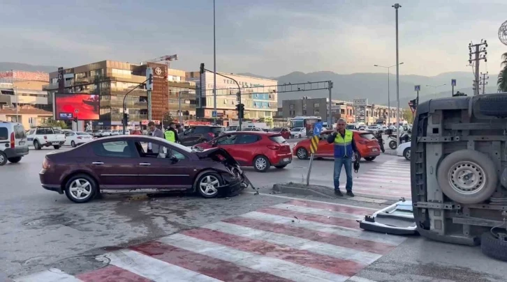 Bursa’da ambulans kaza yaptı: 1’i sağlık personeli 3 kişi yaralandı
