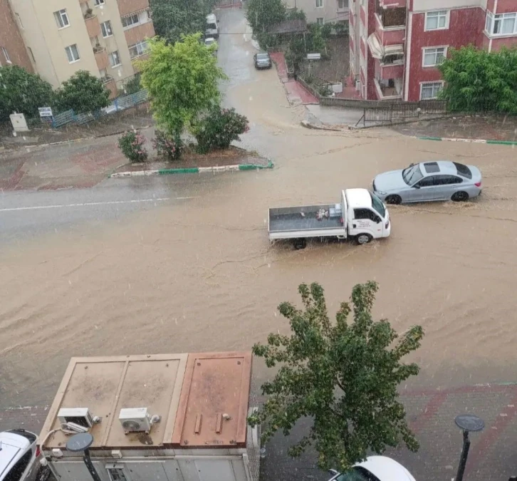 Bursa’da aniden bastıran yağmur, hayatı felç etti
