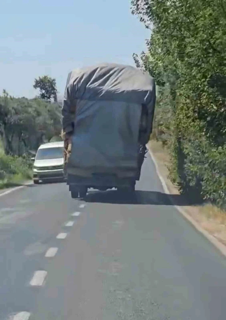 Bursa’da aşırı yükle seyreden kamyonet trafiği tehlikeye attı
