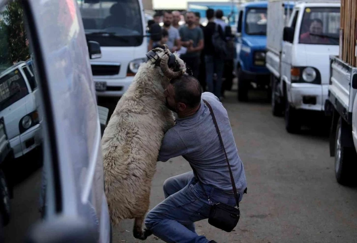 Bursa’da bayramın ilk günü kurban pazarı ve kesim yerleri doldu taştı
