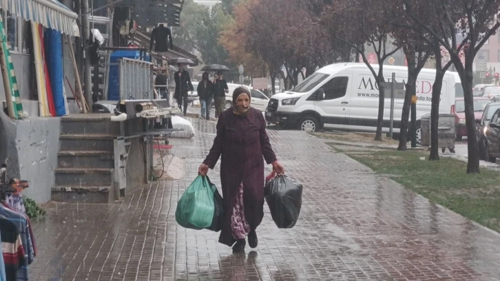 Bursa’da beklenen sağanak yağış başladı
