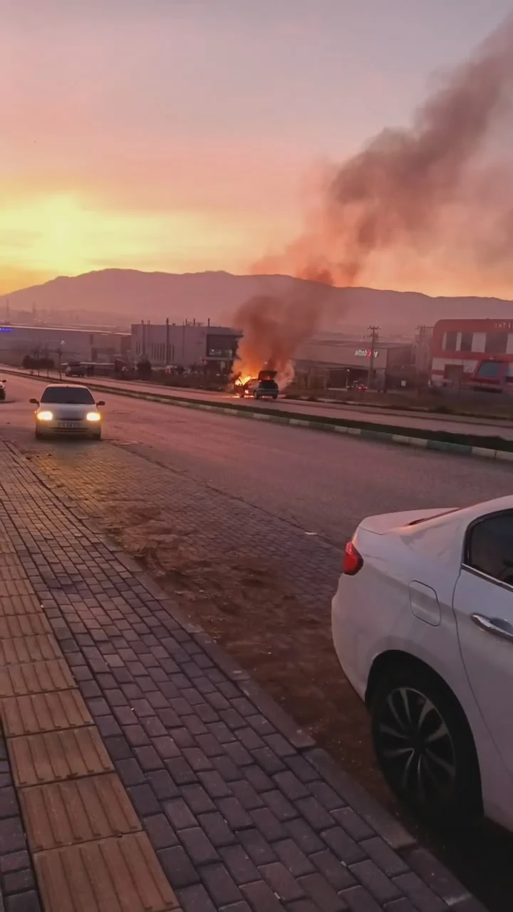 Bursa’da bir otomobil alev alev yandı
