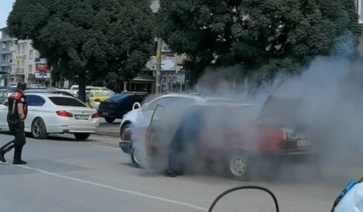 Bursa’da canını hiçe sayarak yanan aracını durdurdu
