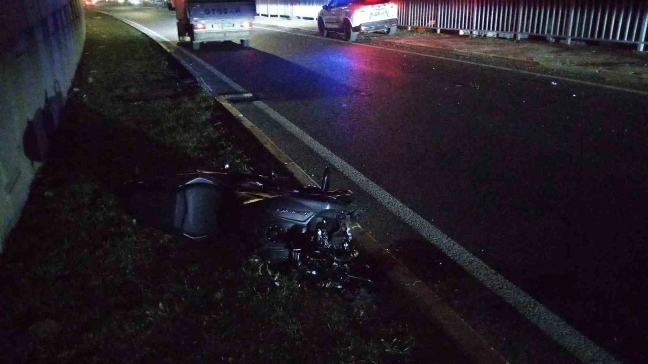 Bursa’da direğe çarpan motosiklet ikiye bölündü: 1 yaralı
